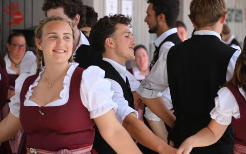 Junge Donauschwaben in Tracht beim Tan´z